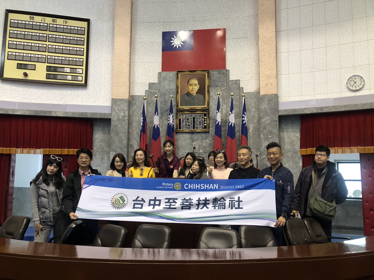 於議事堂主席台前攝影留念