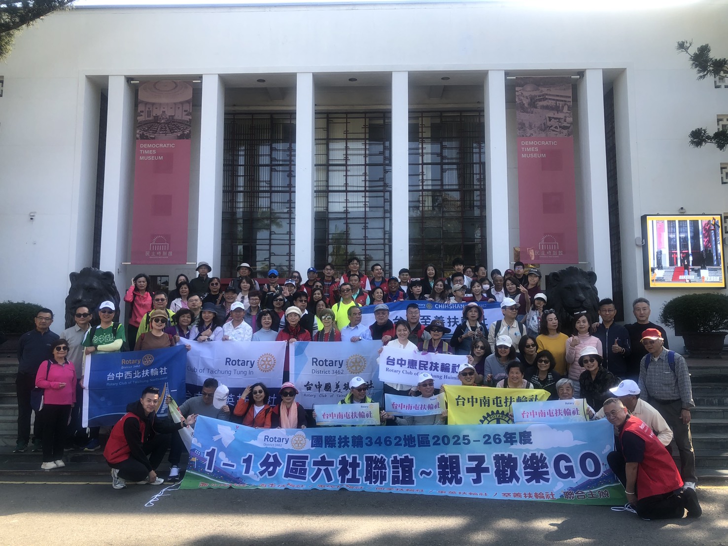 議事堂前與閉口雙獅合影