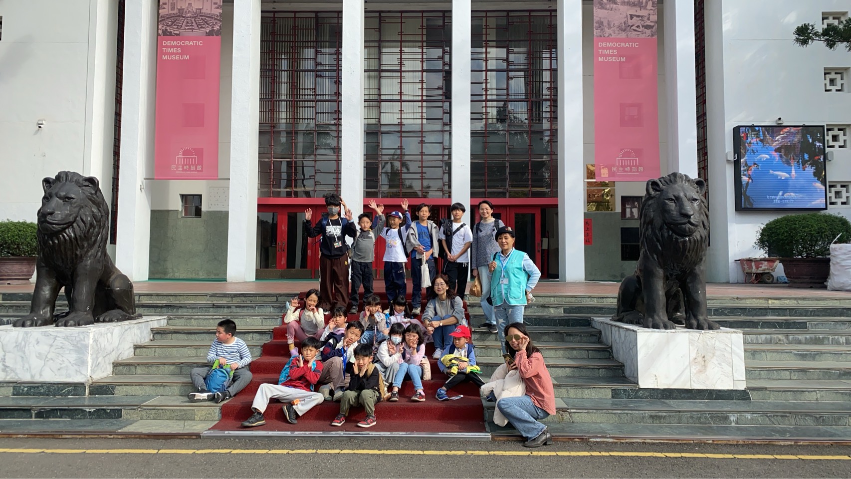 議事堂前與閉口雙獅合影