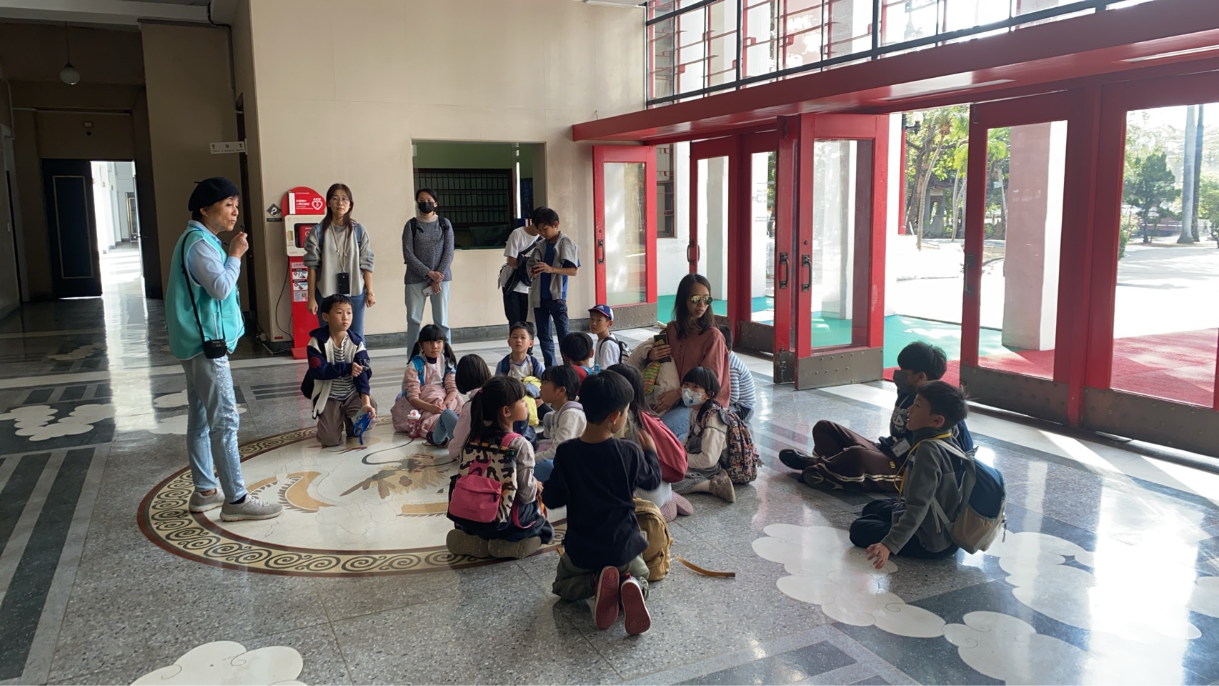 議事堂聆聽龍紋圖飾解說