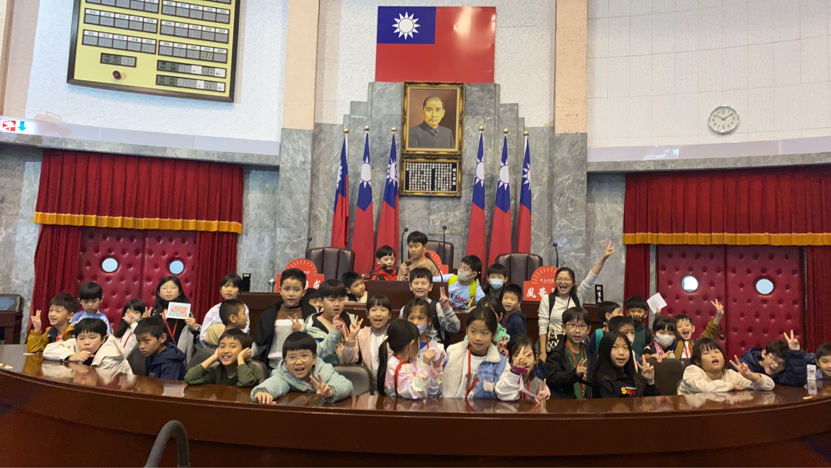 於議事堂主席台前攝影留念