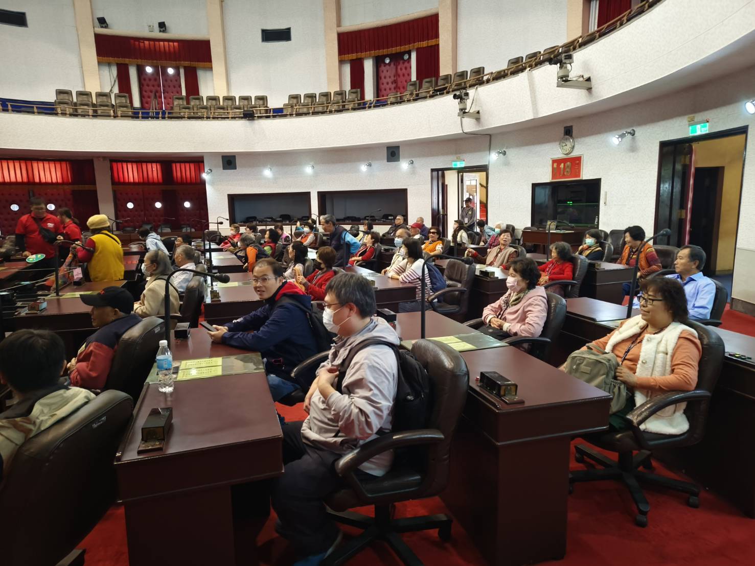 於議事堂聆聽相關解說並回答導覽員提問