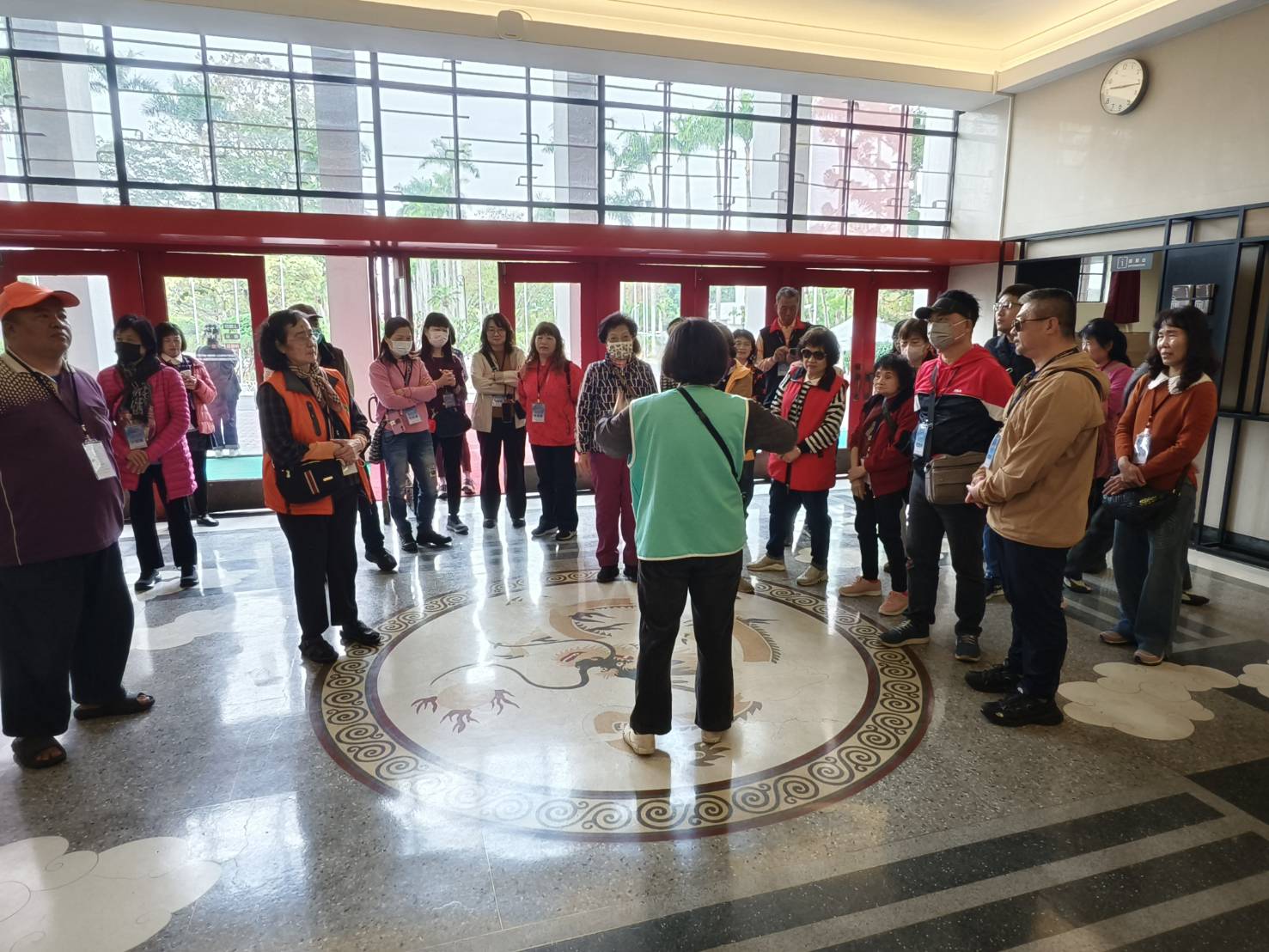 議事堂聆聽龍紋圖飾解說