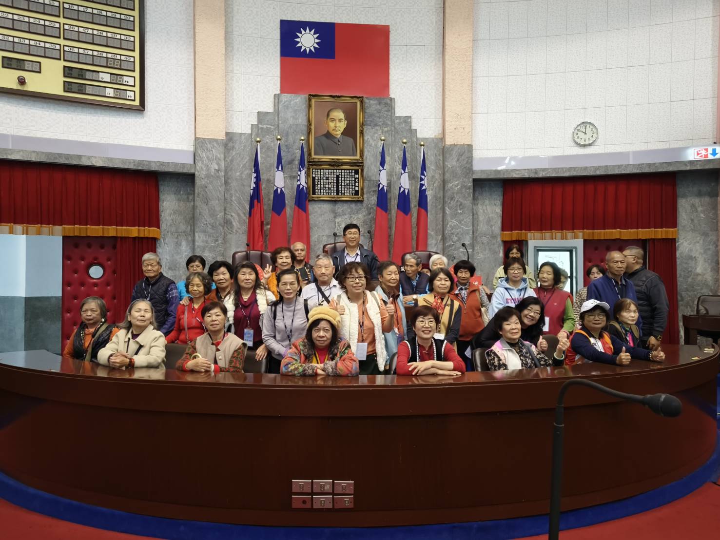 體驗主席台並留影