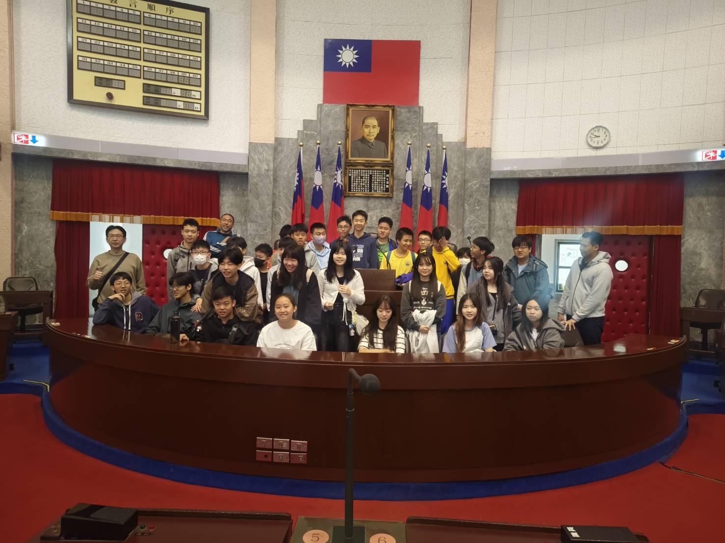 議事堂主席台前留影