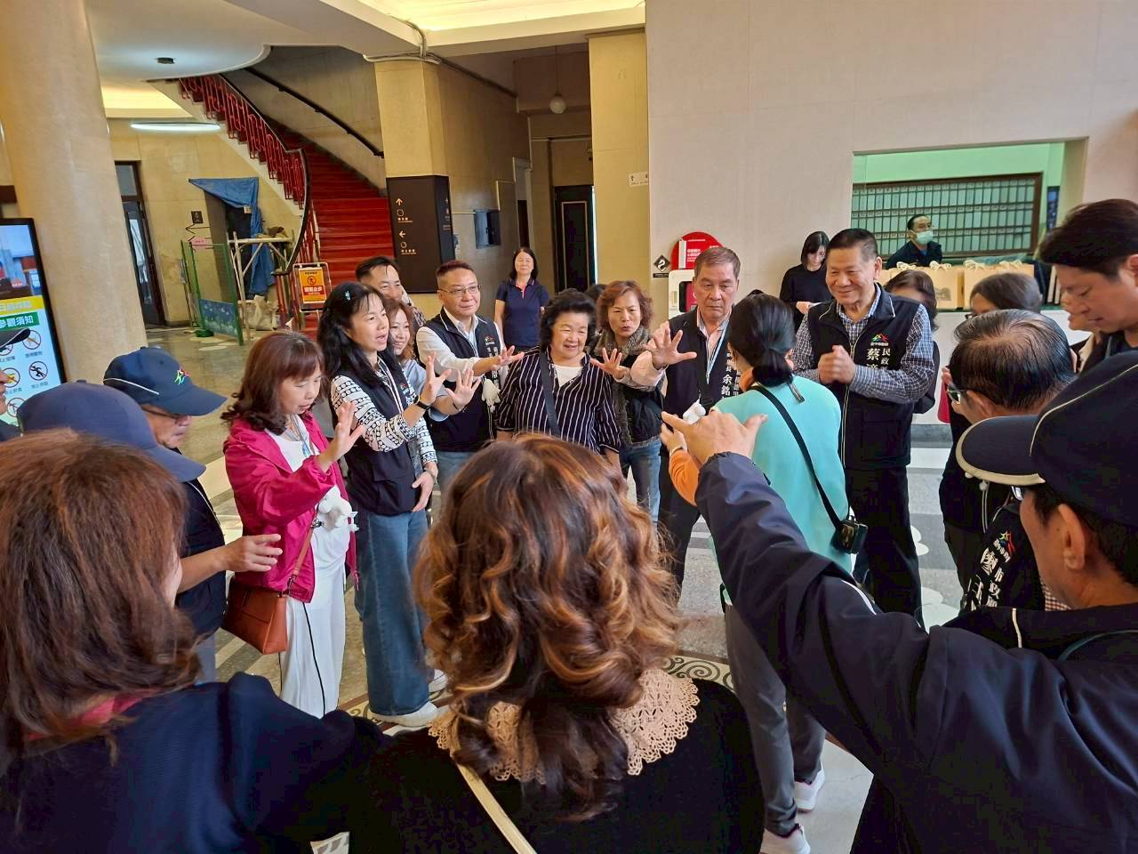 聆聽龍紋圖飾解說