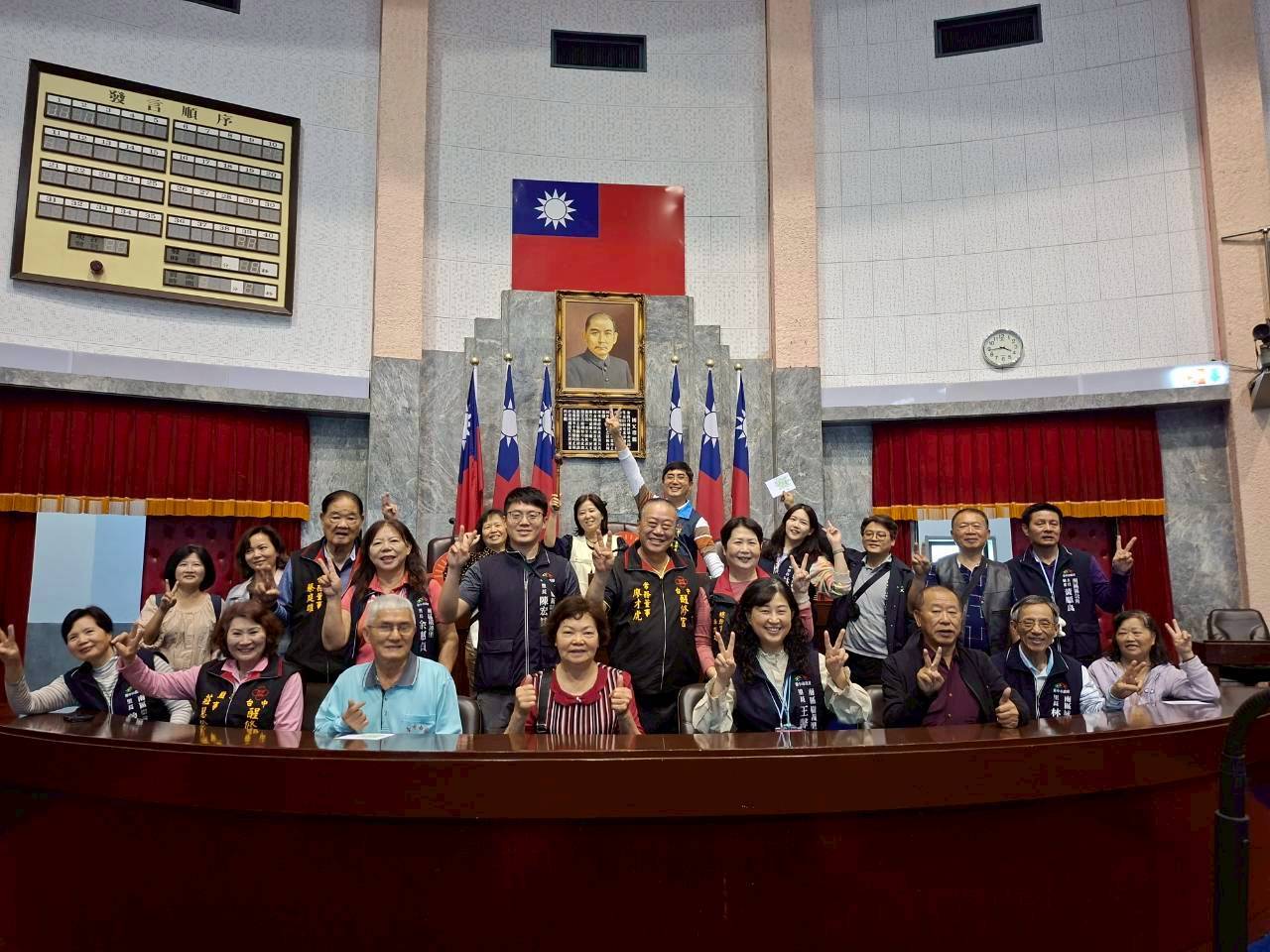 體驗主席台並留影