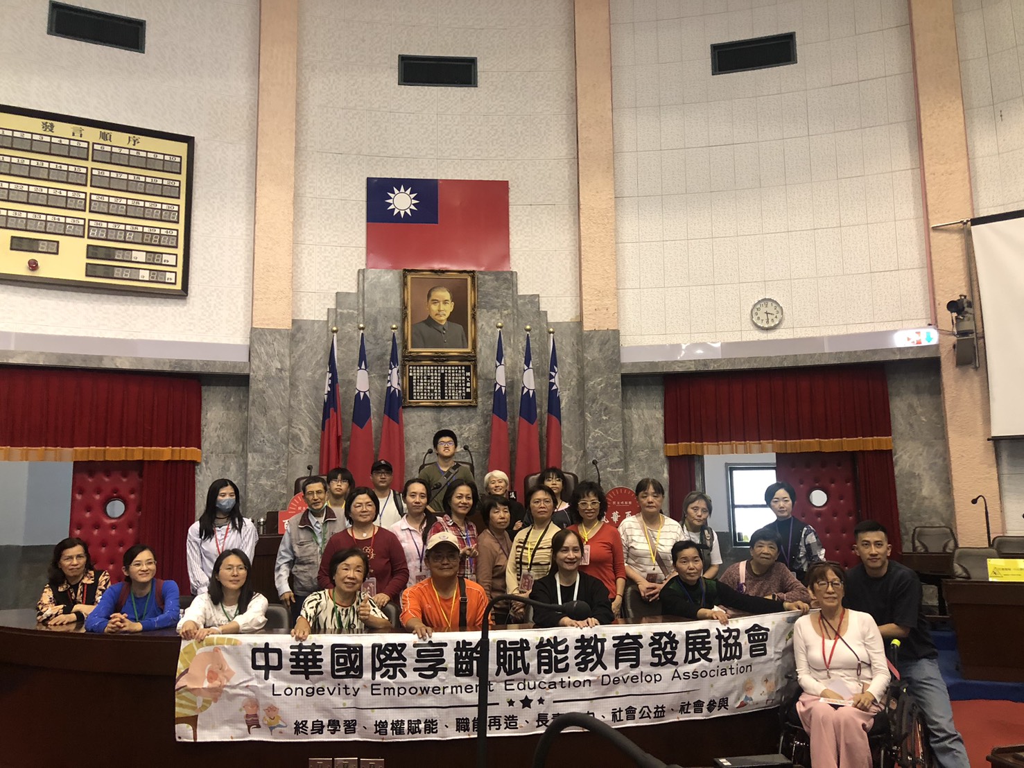 於議事堂主席台前攝影留念