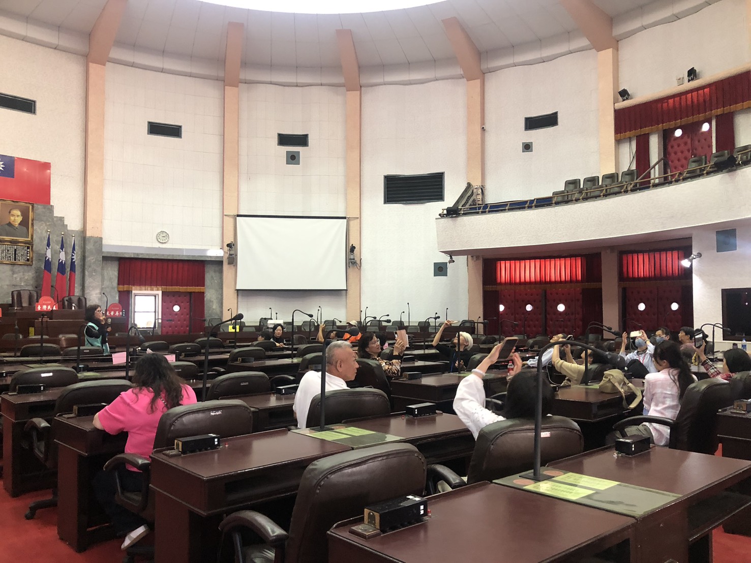 聆聽議事堂內設備及歷史