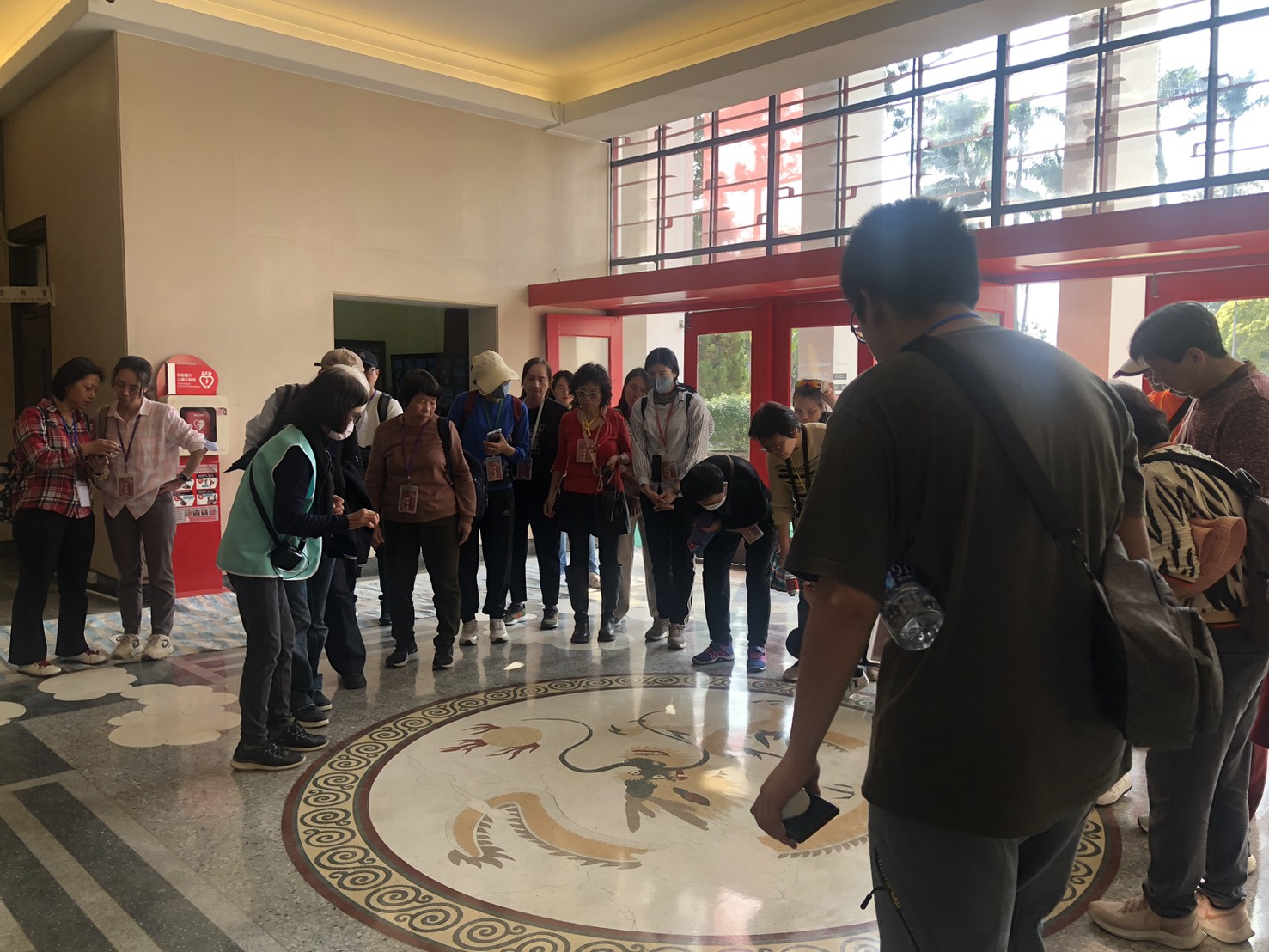 議事堂聆聽龍紋圖飾解說