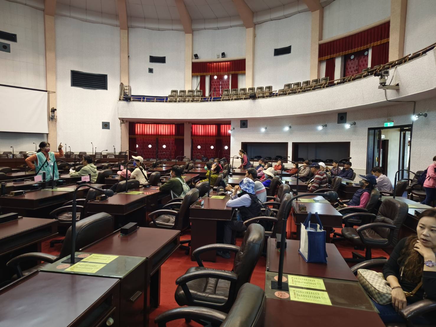 聆聽議事堂內設備及歷史