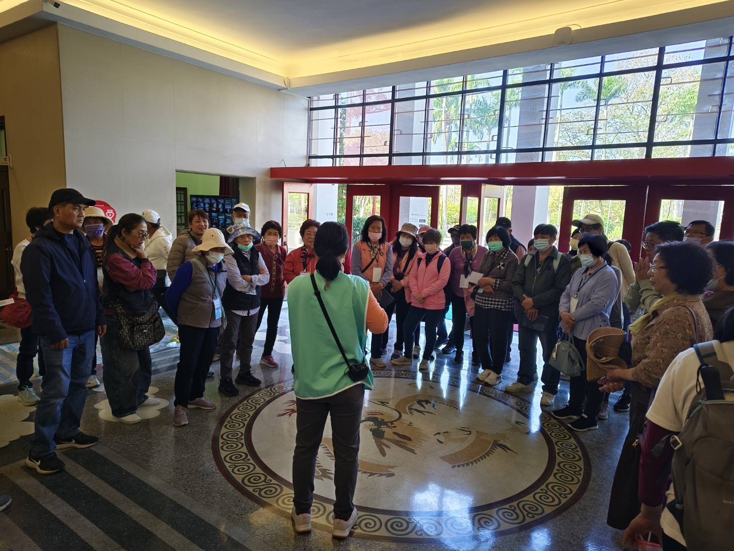 議事堂聆聽龍紋圖飾解說