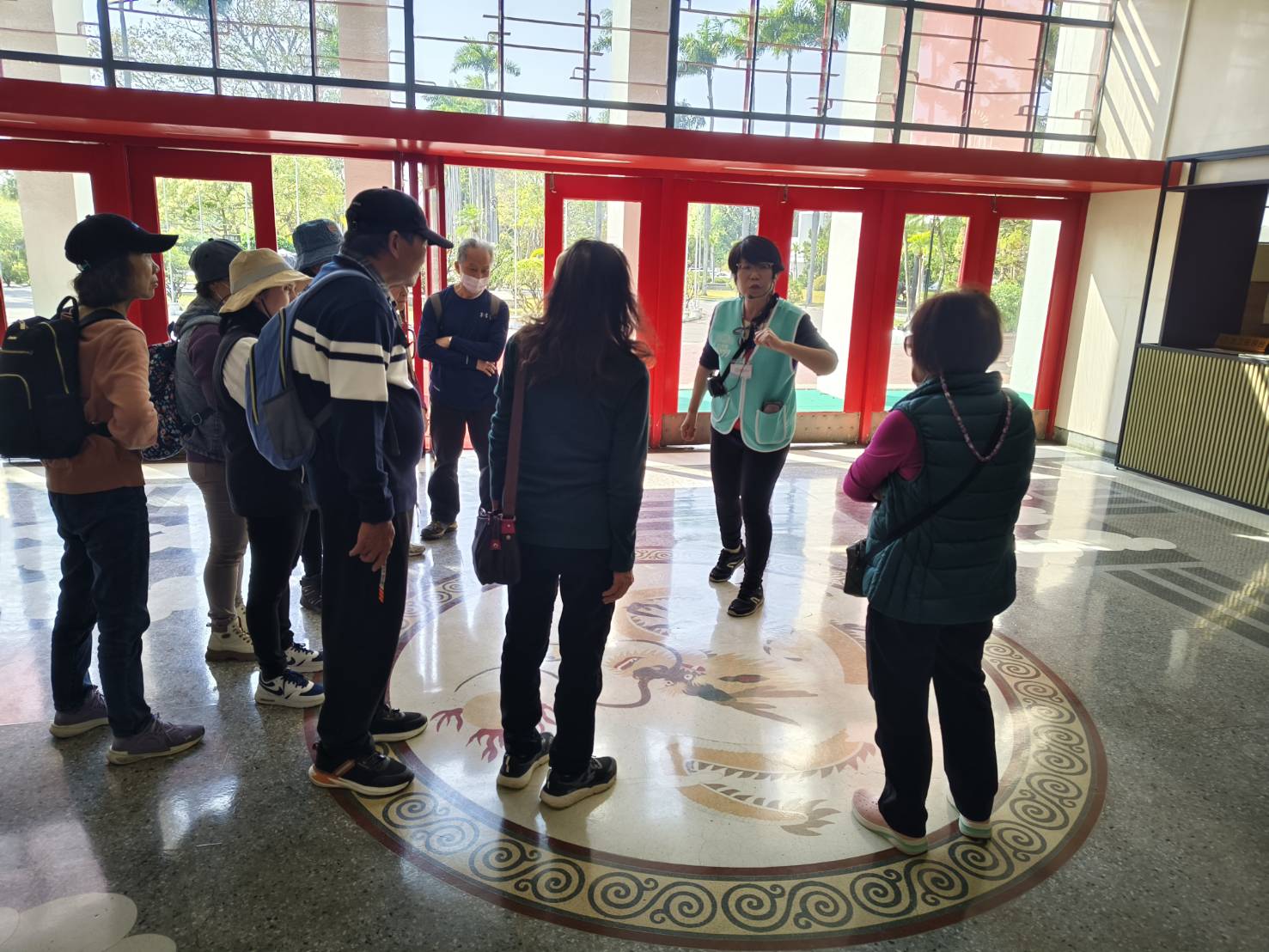 介紹大廳地板龍紋圖飾之設計由來