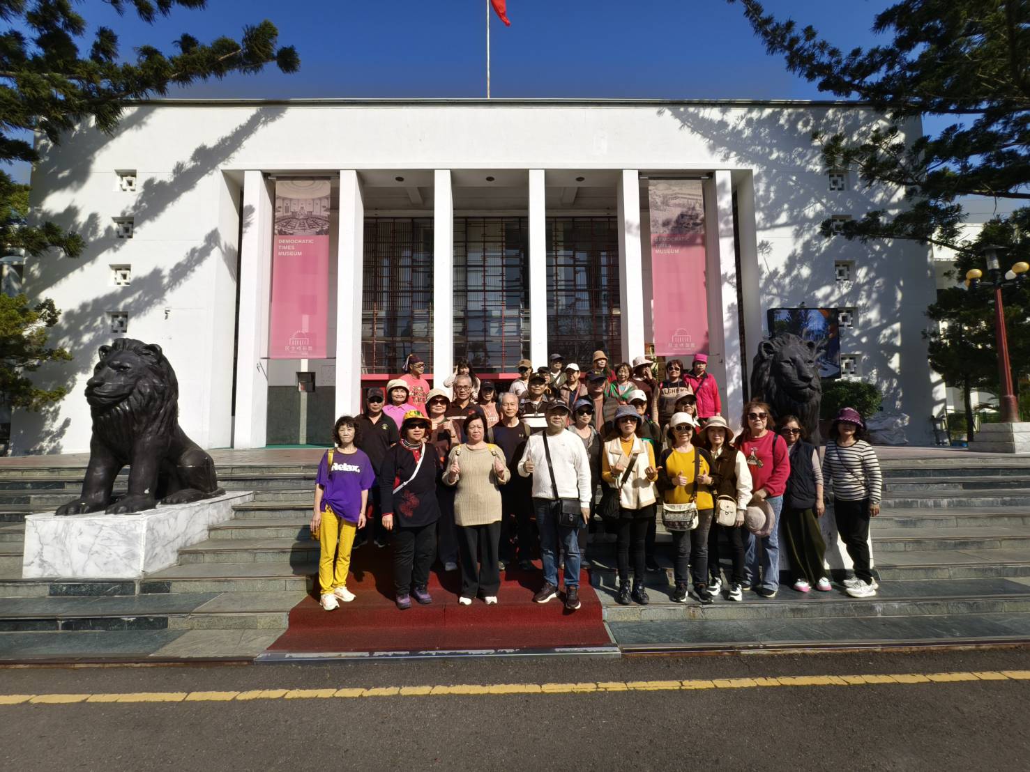 民主時刻館前與雙獅留影