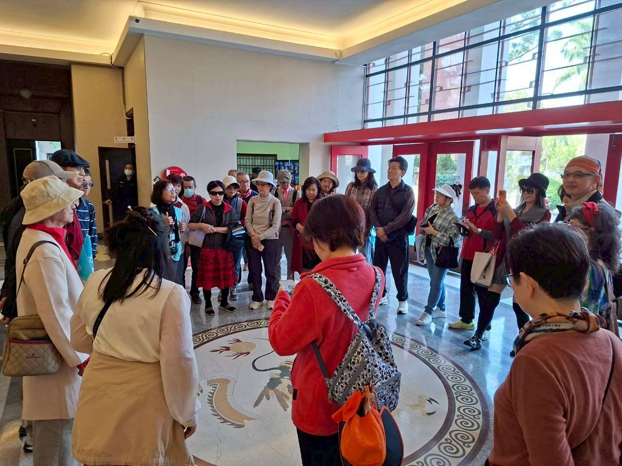 民主時刻館內聆聽龍紋圖飾解說