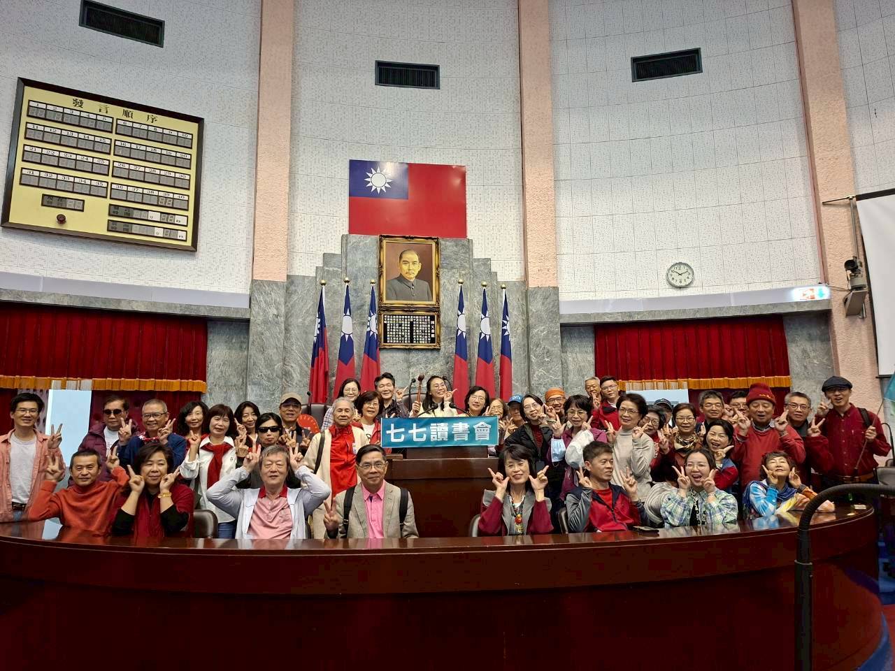 全體於議事堂主席台前留影