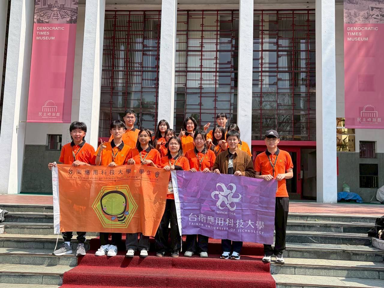 民主時刻館前合照