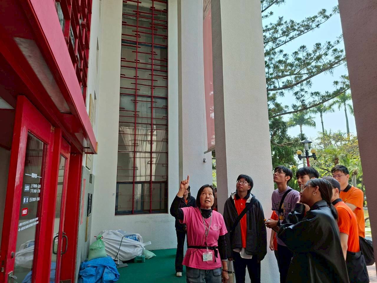 民主時館大門前歷史建築