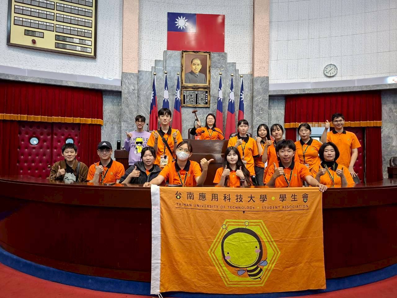 於議事堂主席台前攝影留念