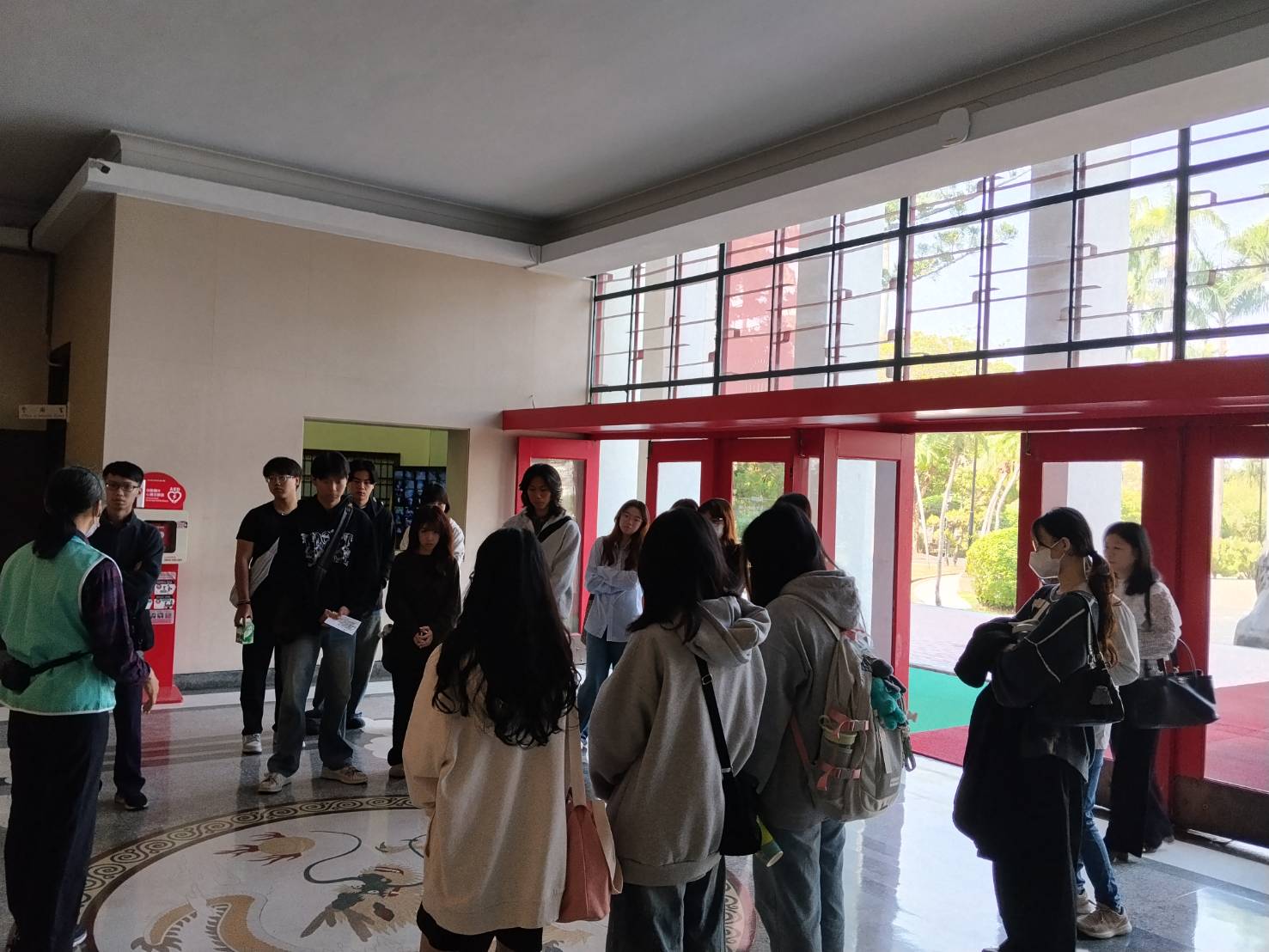 介紹大廳地板龍紋圖飾之設計