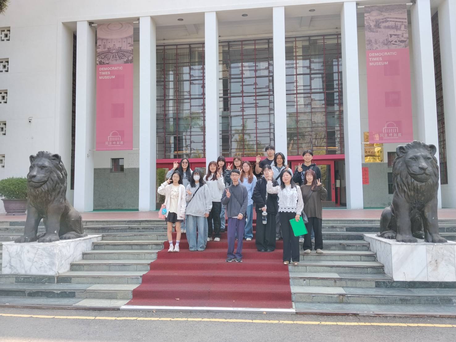 民主時刻館前與雙獅合影