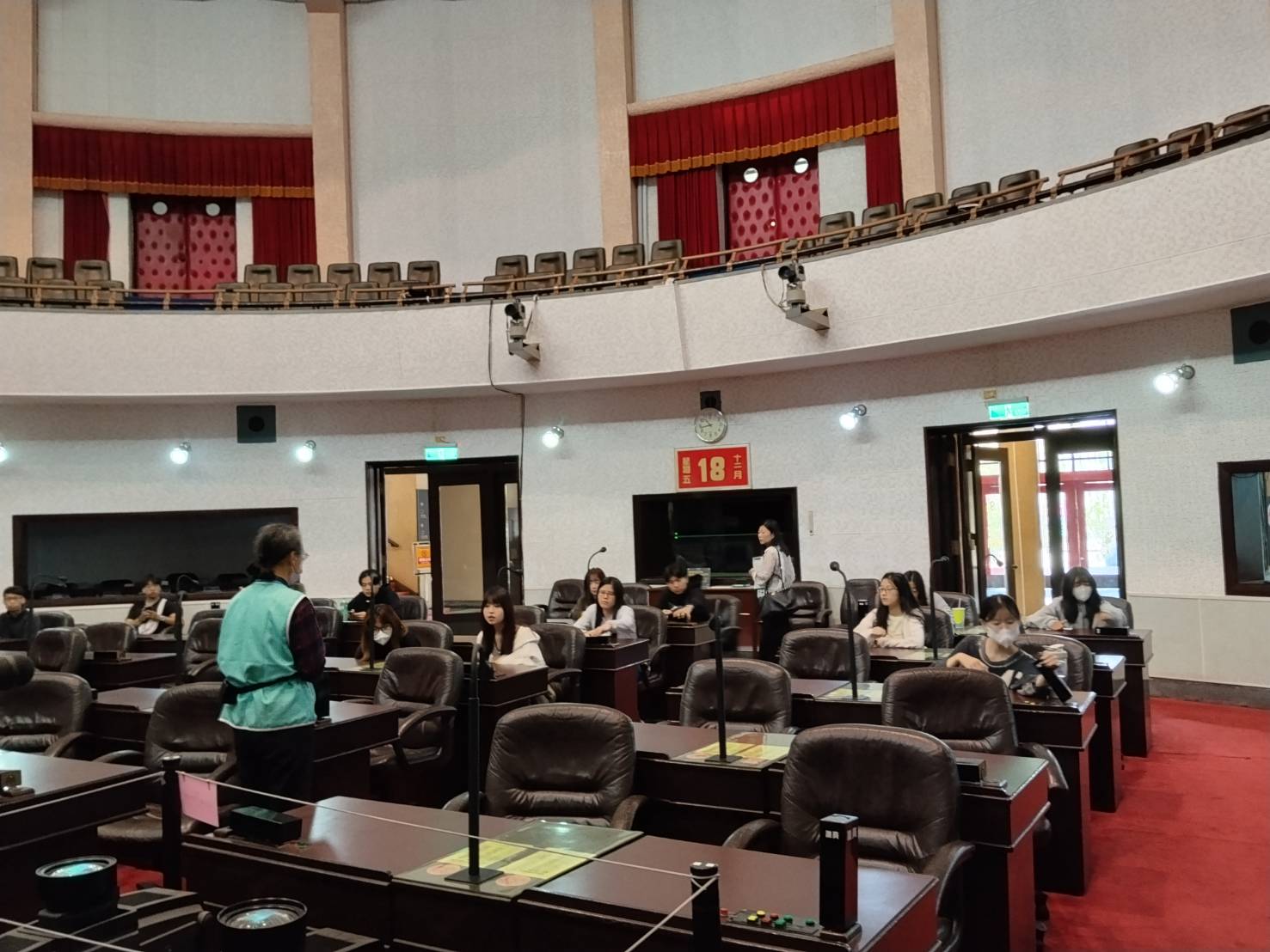 聆聽議事堂內設備及歷史