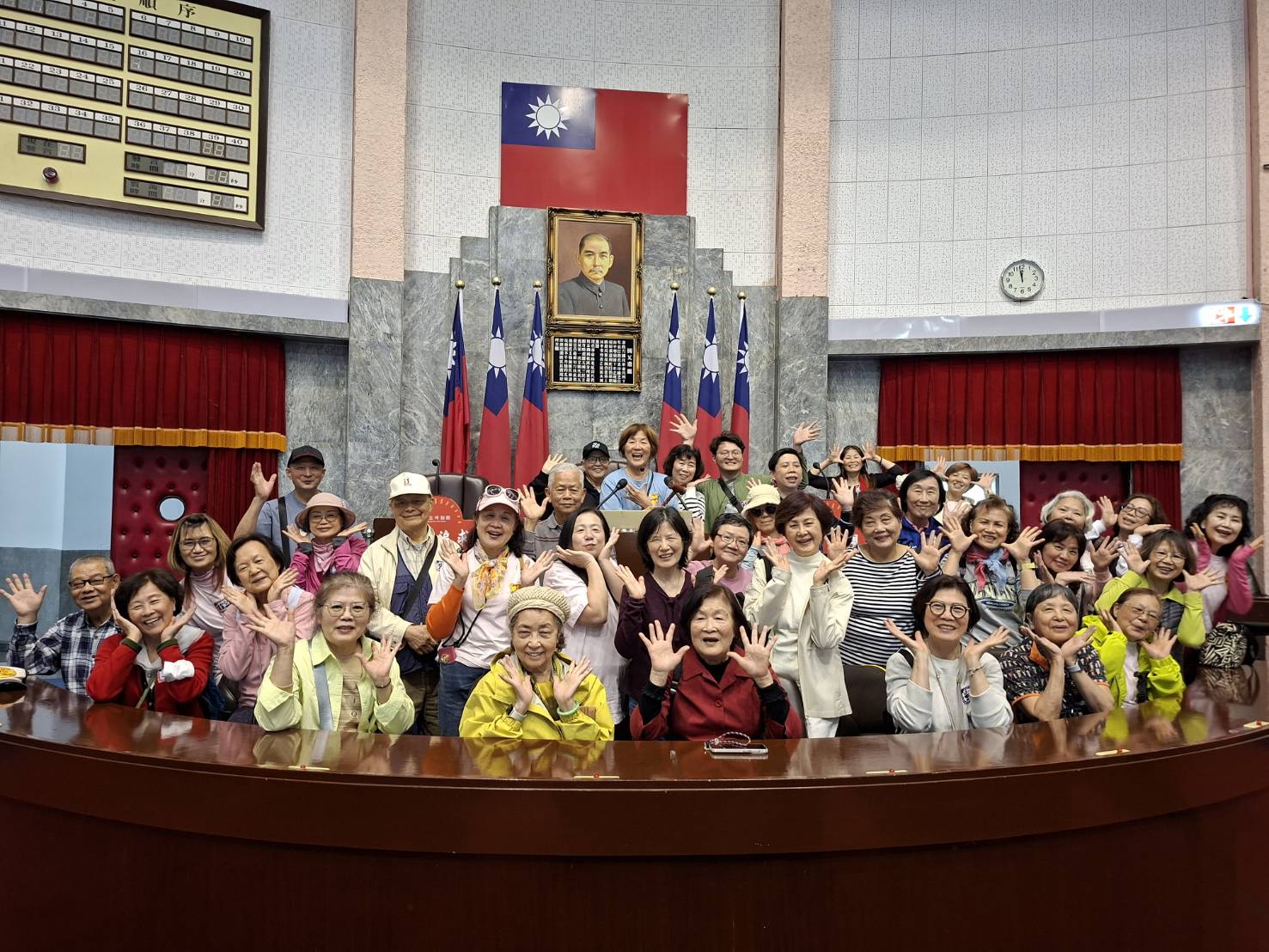 於議事堂主席台前攝影留念