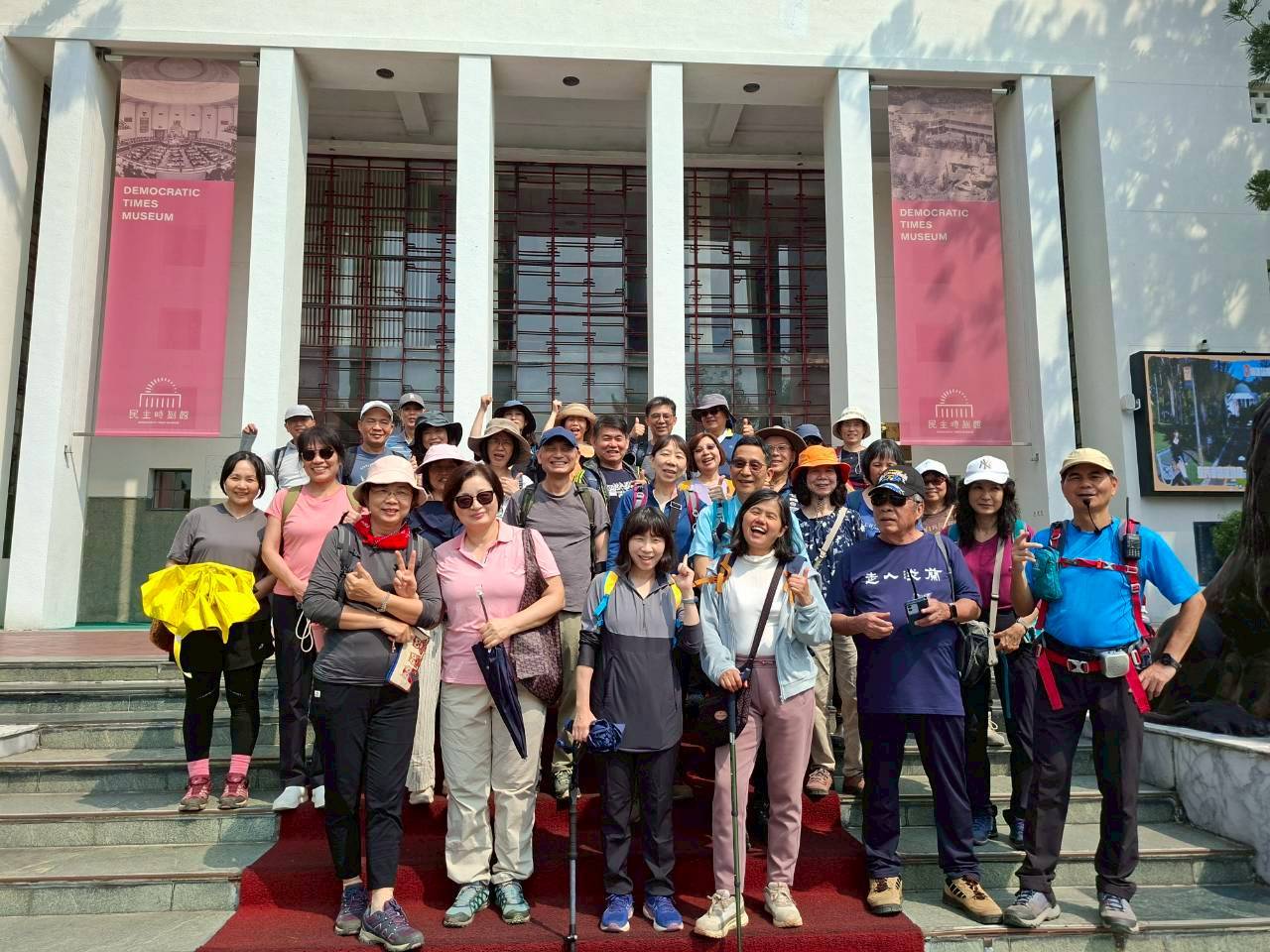 民主時刻館前與雙獅合影