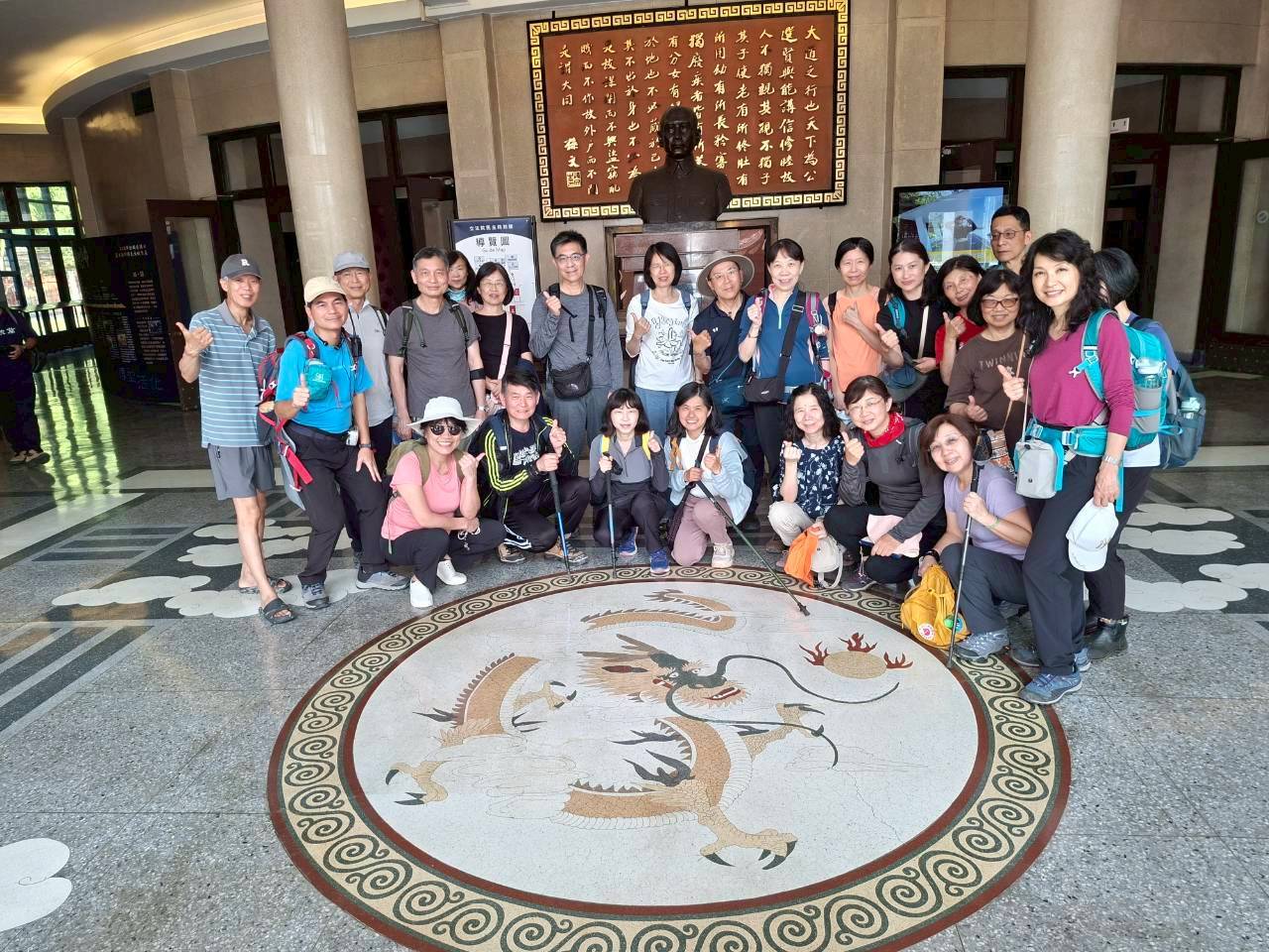 與於大廳地板龍紋圖飾合影