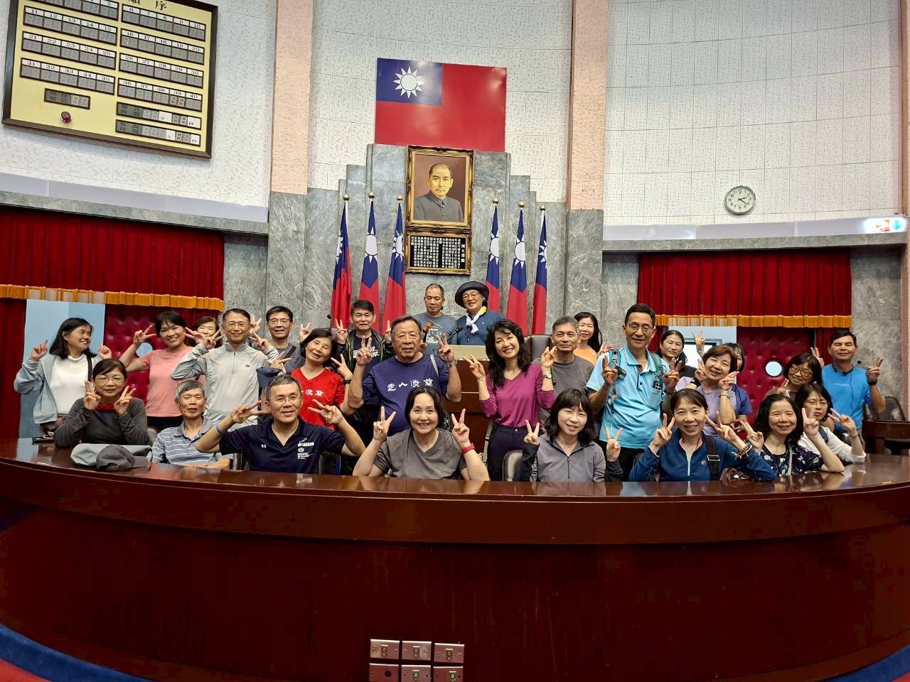 議事堂主席台前留影