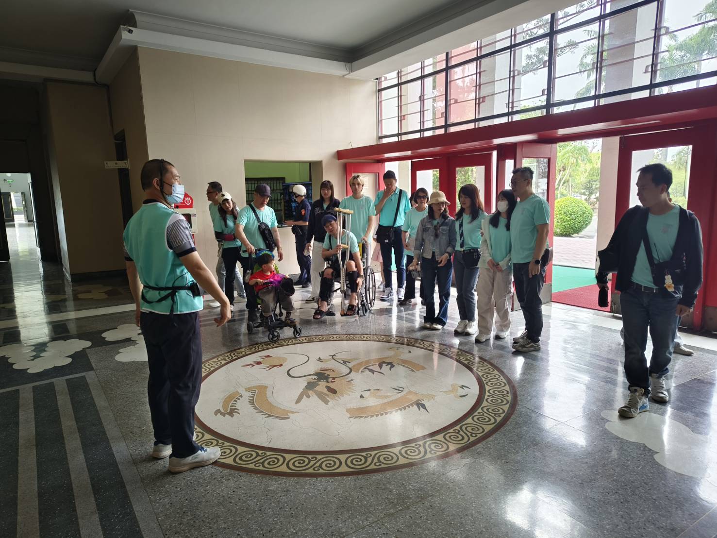 介紹大廳地板龍紋圖飾之設計由來