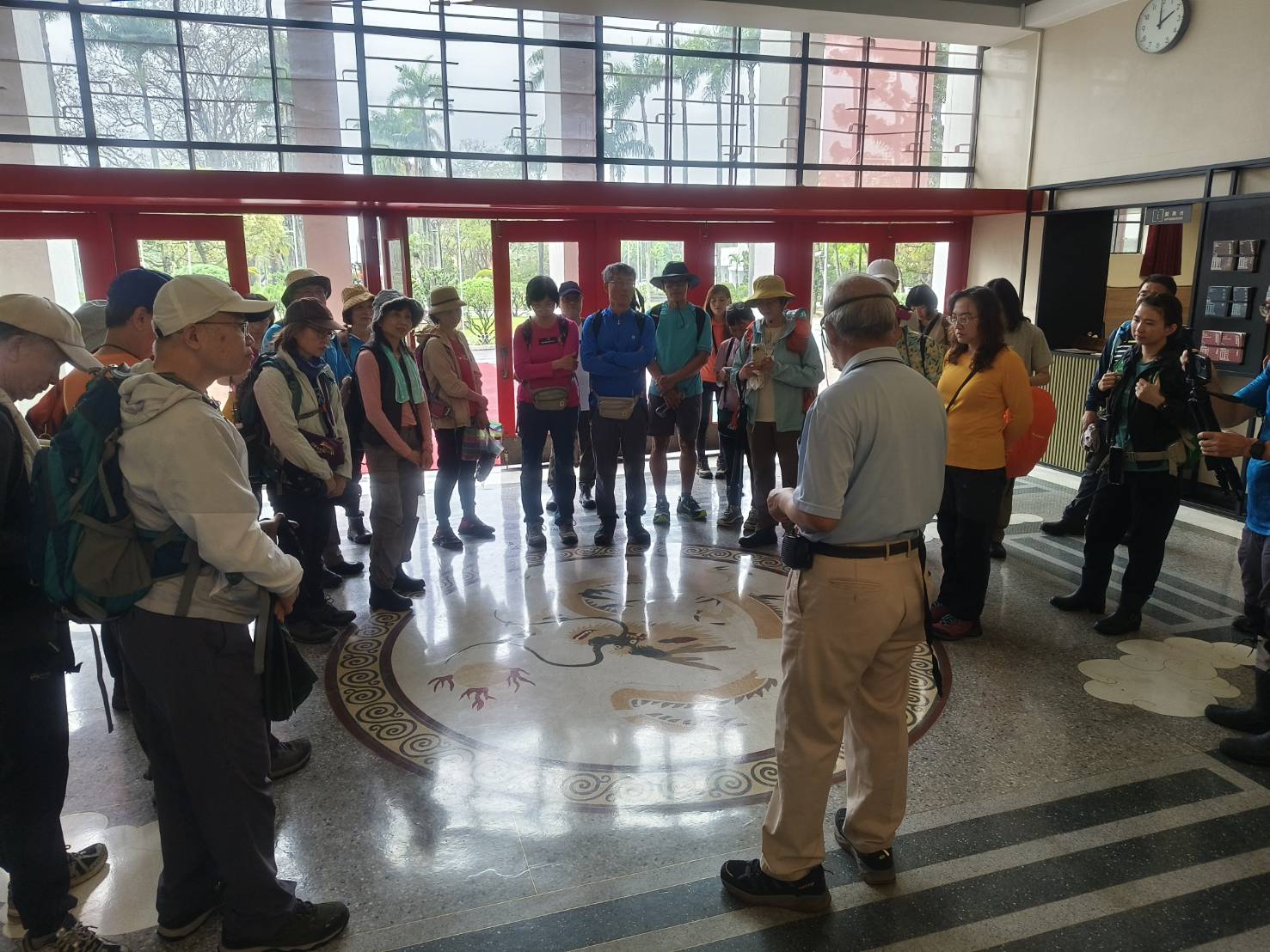 民主時刻館內聆聽龍紋圖飾解說