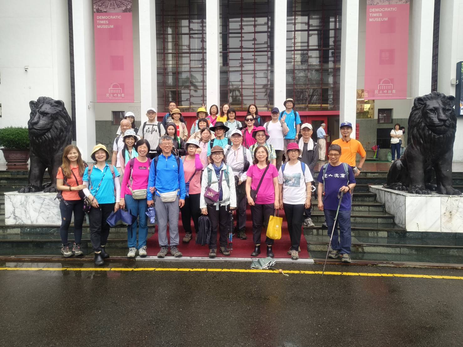 民主時刻館前與雙獅合影