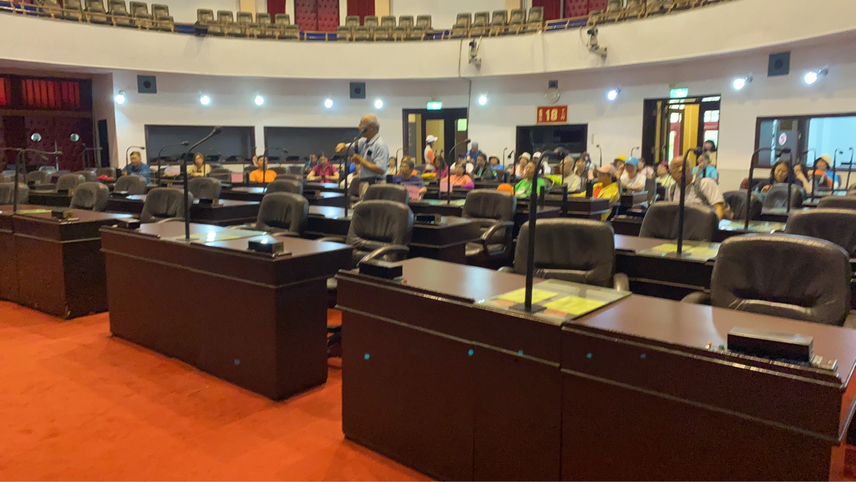 聆聽議事堂內設備及歷史