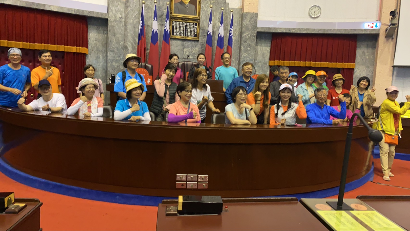 議事堂內主席台前留影