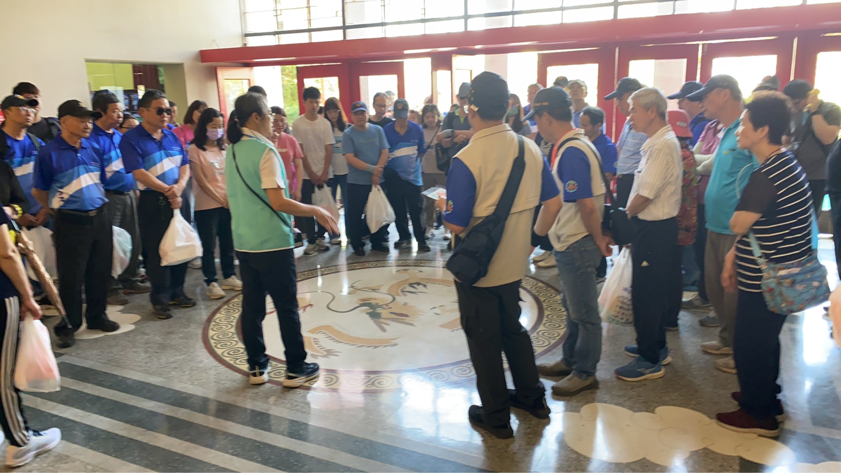 民主時刻館內聆聽龍紋圖飾解說