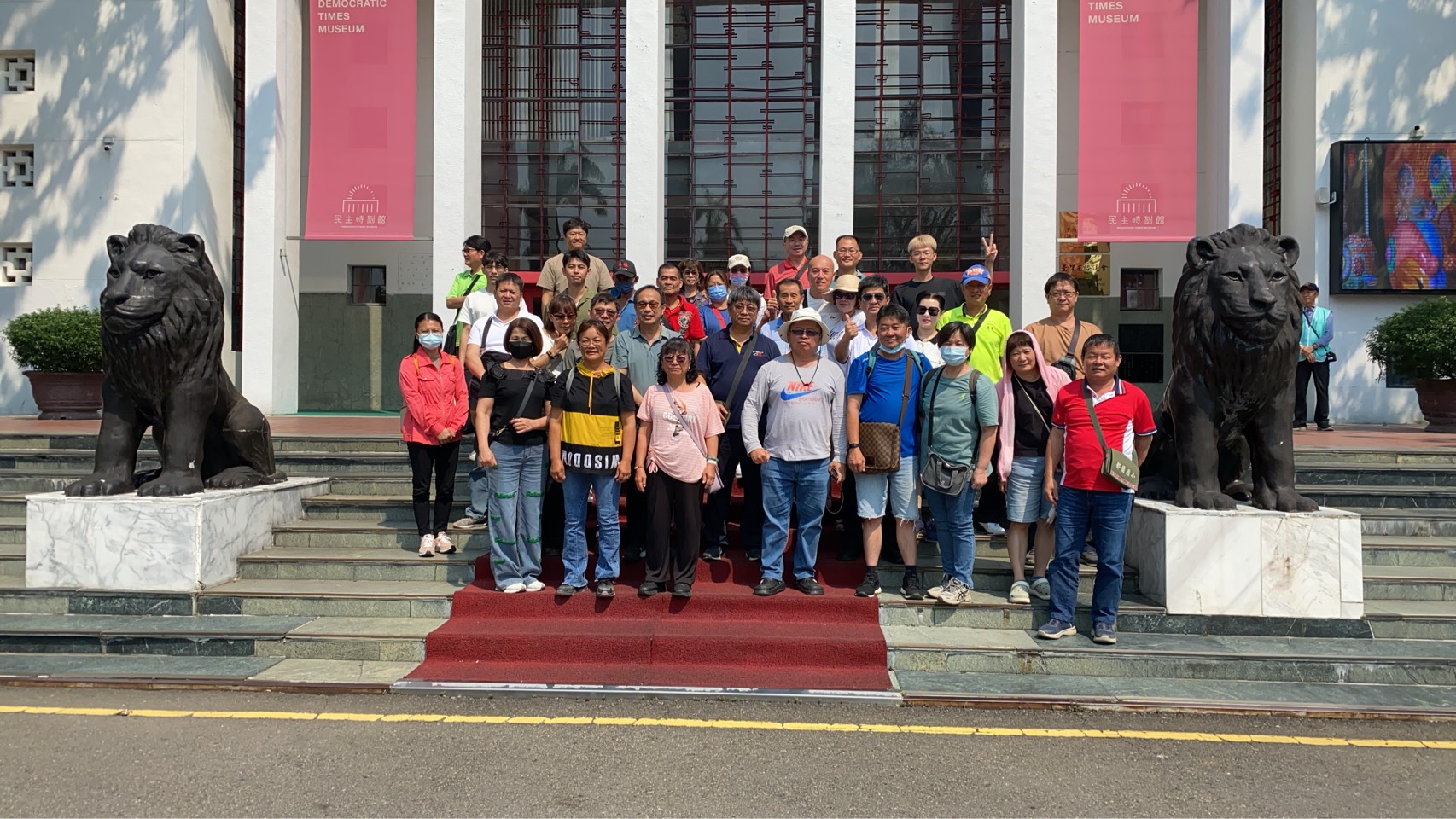 民主時刻館前與雙獅合影