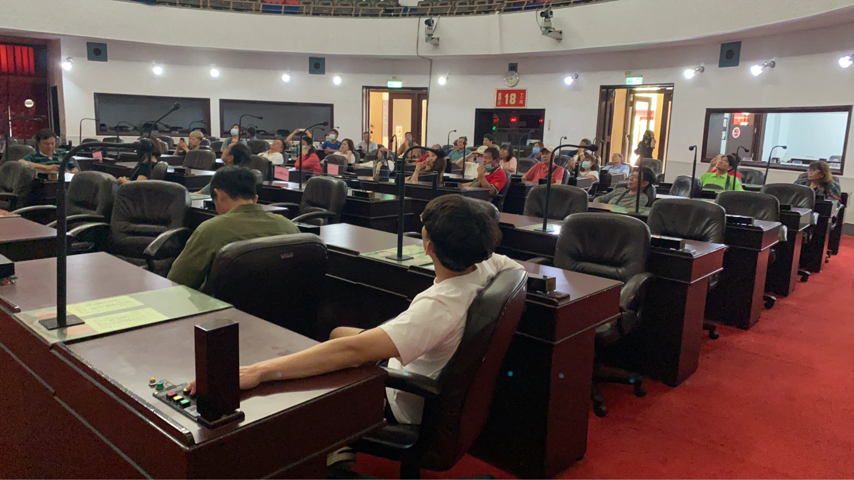 導覽解說議事堂歷史與陳設