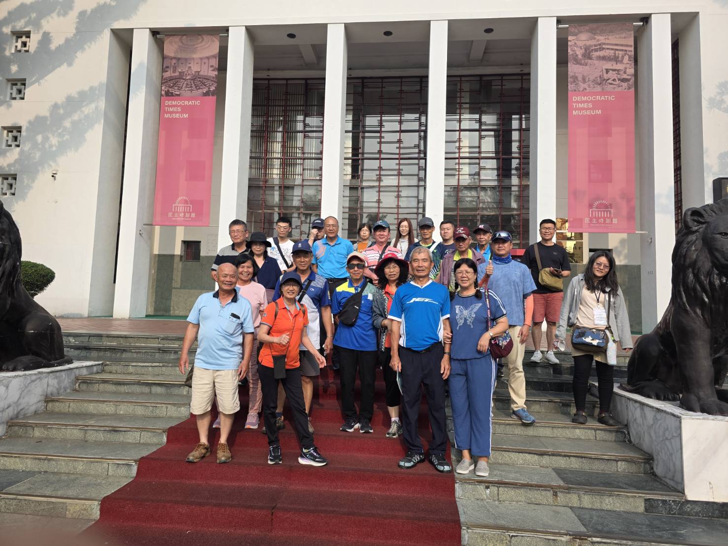 民主時刻館前合影