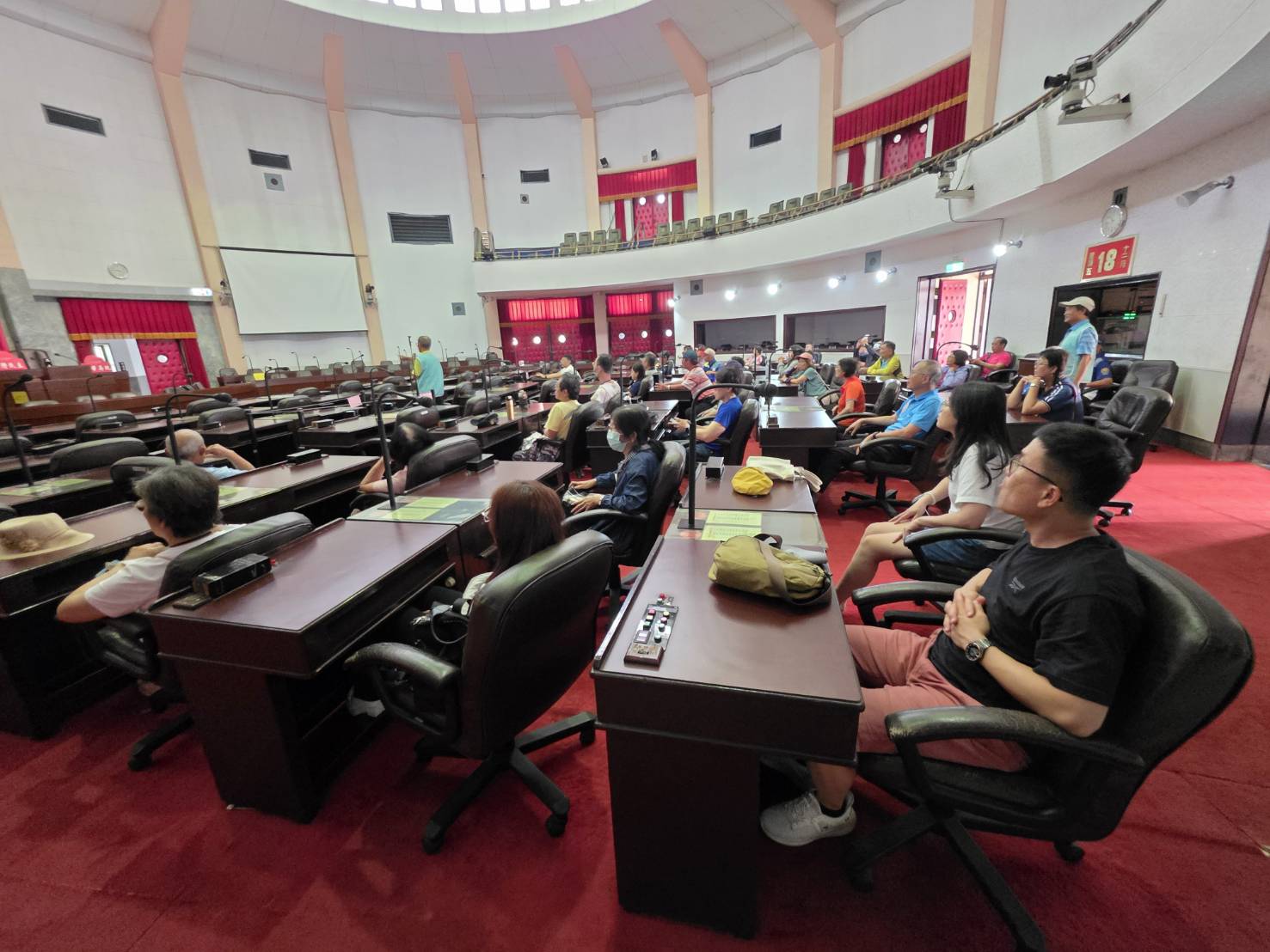 聆聽議事堂內設備及歷史