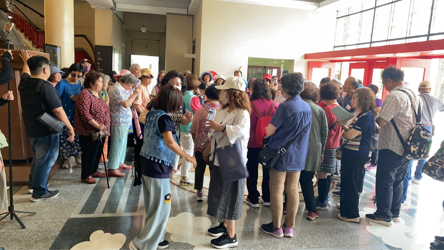 民主時刻館內聆聽龍紋圖飾解說