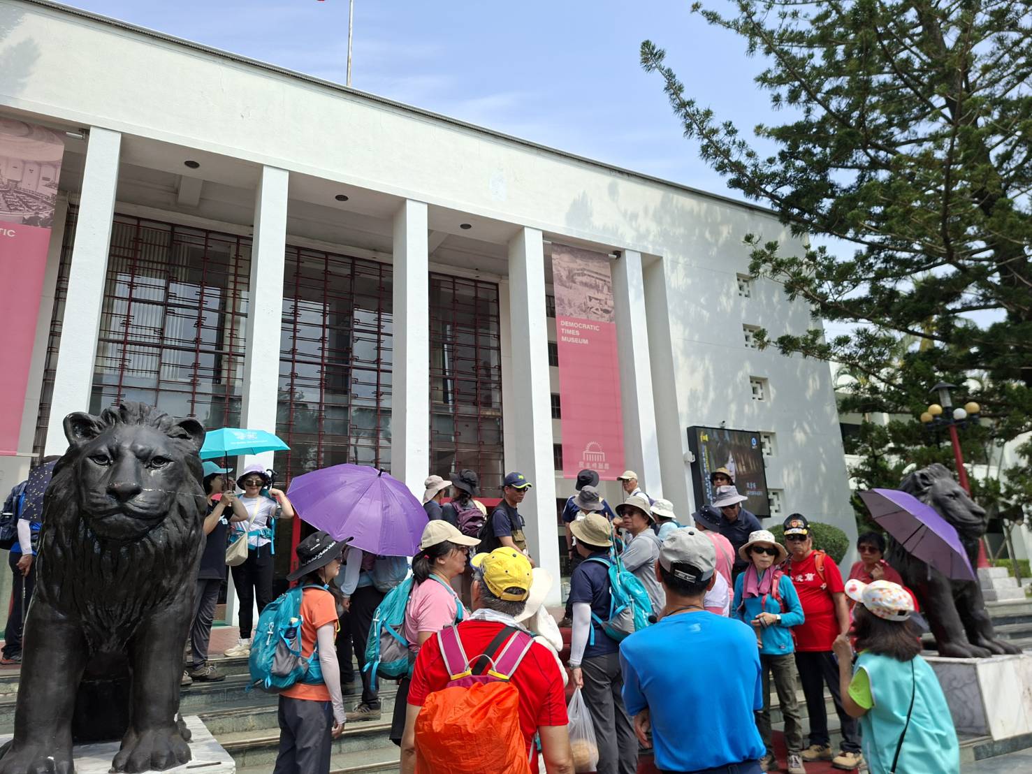 於民主時刻閉口雙獅前聆聽解說