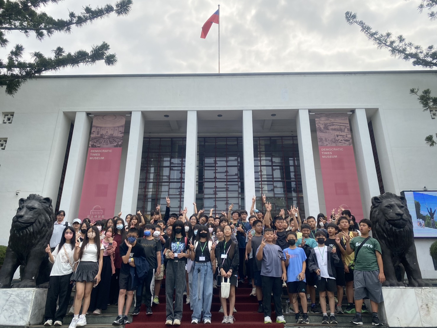 民主時刻館前與雙獅合影