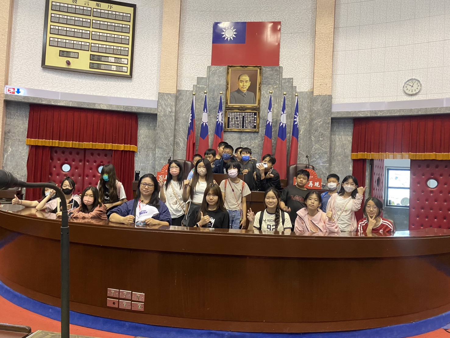 議事堂內主席台留影