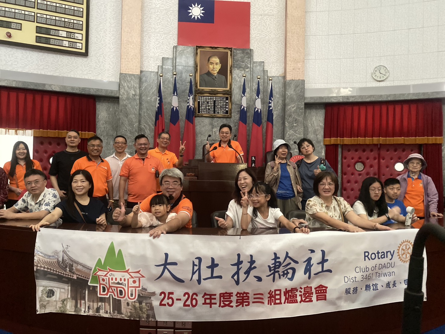 議事堂內主席台留影