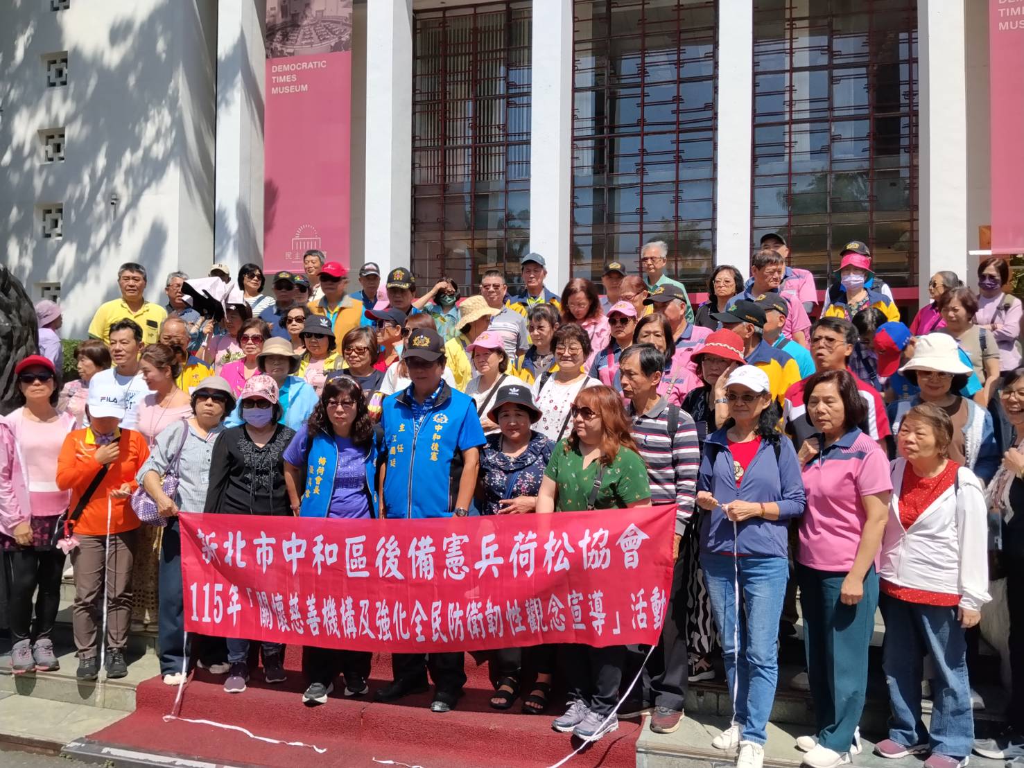 於議事堂前與閉口雙獅合影