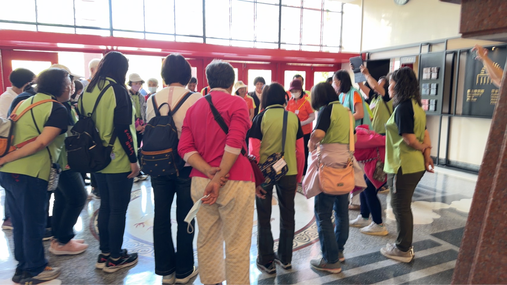 介紹大廳地板龍紋圖飾之設計