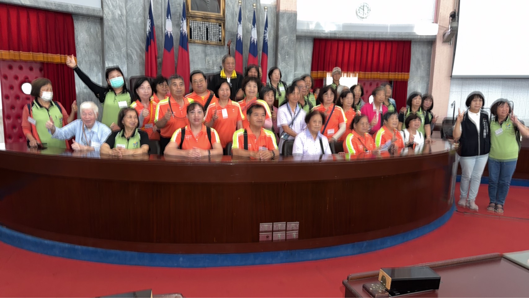 於議事堂主席台前攝影留念