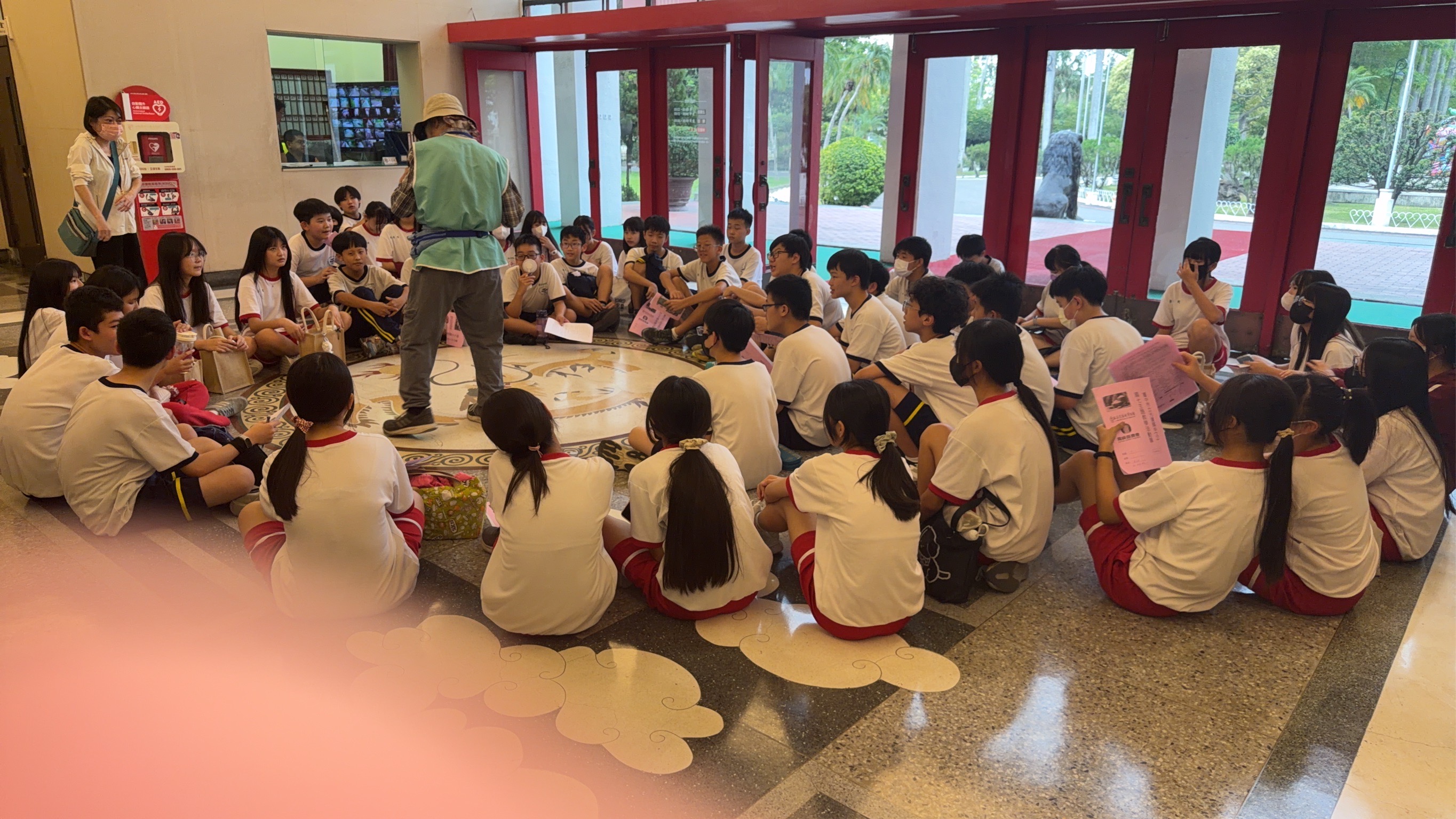 民主時刻館內圍坐聆聽龍紋圖飾解說