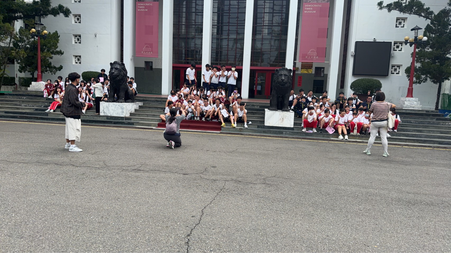 於民主時刻館前與閉口雙獅合影